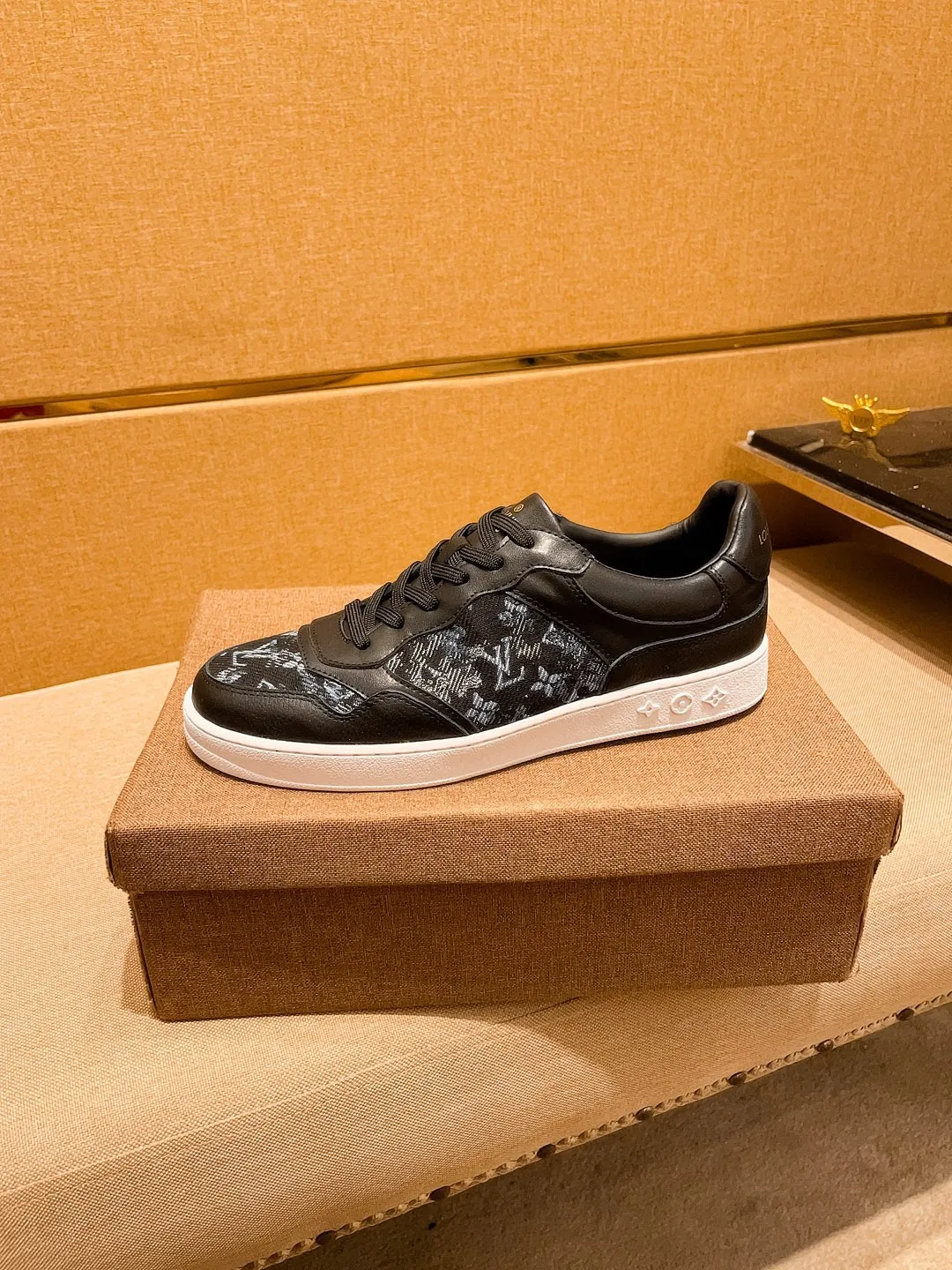 Men's shoes💰 400💰[LV]🔥Louis Vuitton, high-end men's shoes brand, official website 1:1 latest masterpiece: the upper is made of Italian imported first-layer cowhide with a comfortable and breathable lining➕original non-slip and wear-resistant outsole🔥, making walking more convenient and comfortable! An exclusive new model, a stunning work, a beautiful 1:1 replica [color] compared to the official quality! Create a fashionable personality to set off your uniqueness! A must-have for trendy men! Classic🔥Size: 38-44 Color: 🔥 2⃣️colors available🔥